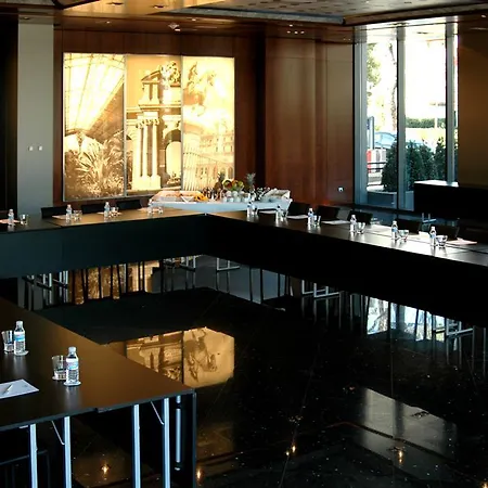 Hotel Maydrit Airport 